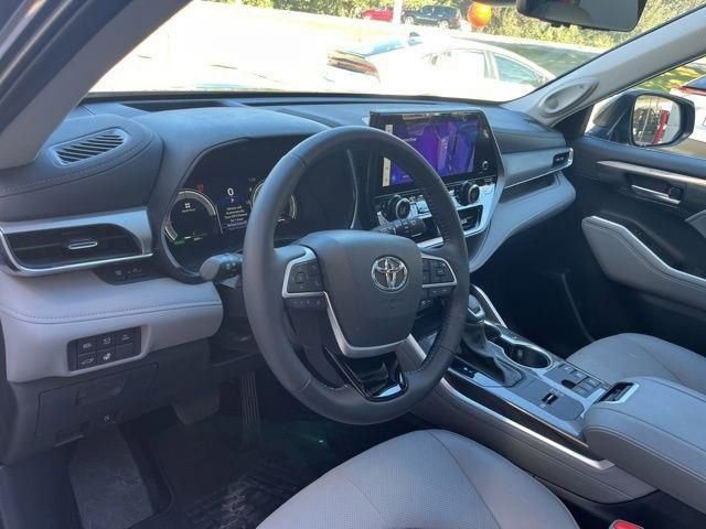 Used 2025 Toyota Highlander Platinum image 32