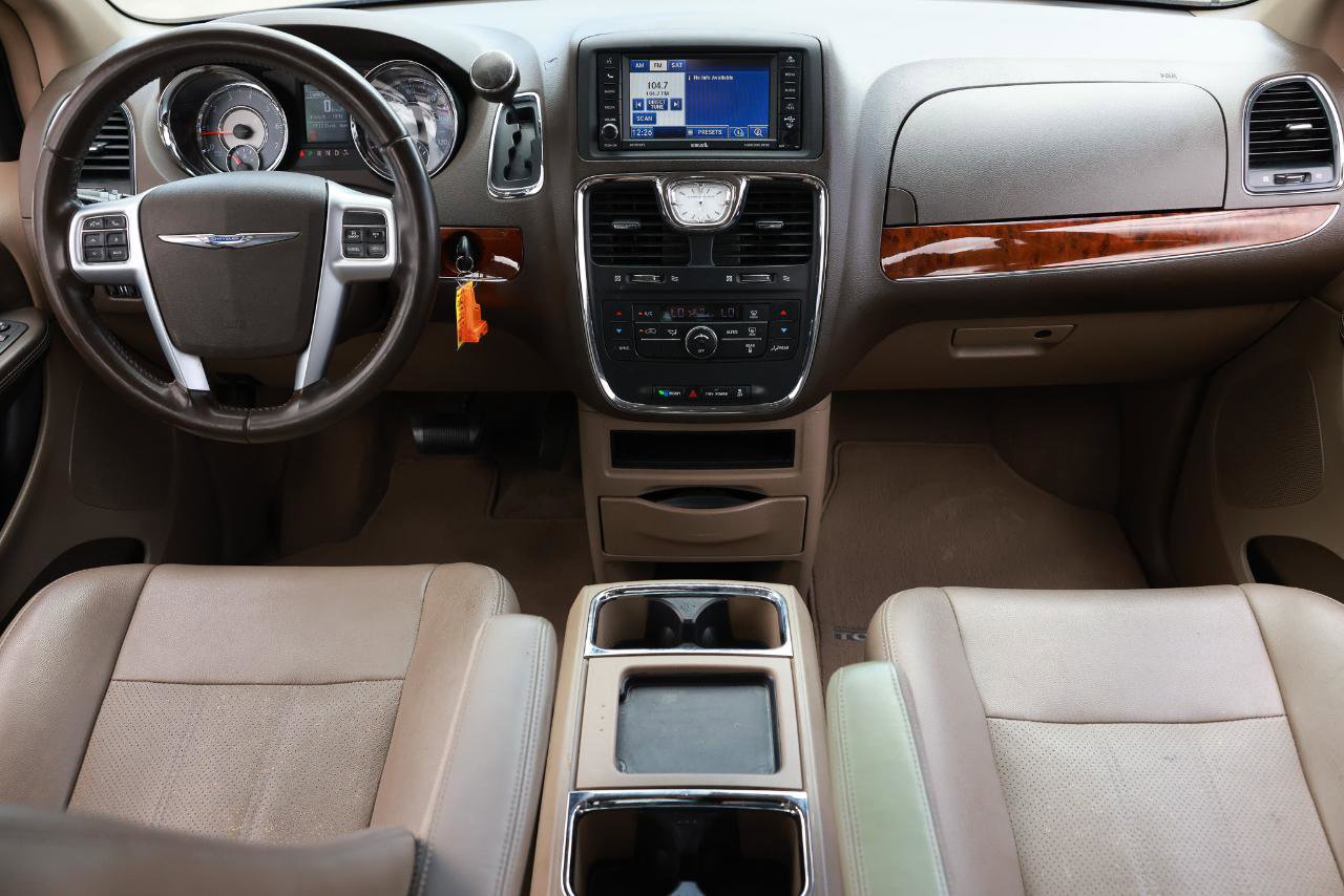 Used 2012 Chrysler Town & Country Touring w/ Entertainment Group #1 FWD image 2
