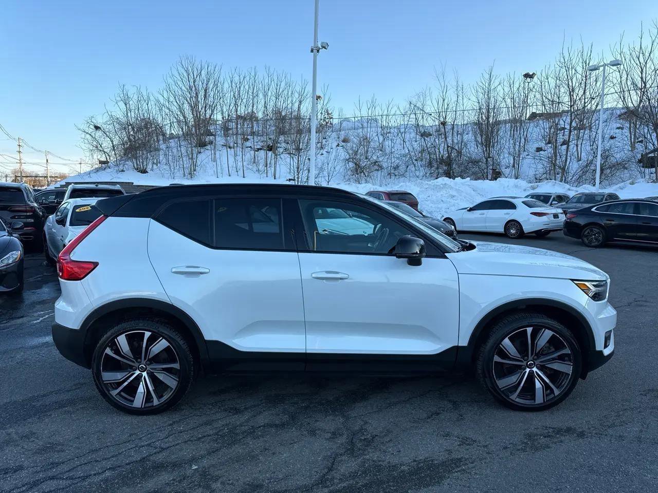 Used 2021 Volvo XC40 P8 Recharge w/ Climate Package image 12