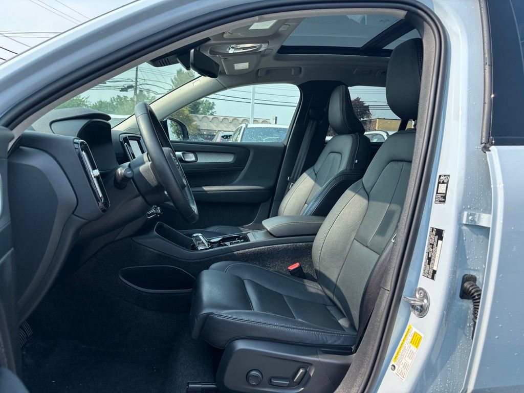 Certified 2026 Volvo XC40 B5 Plus w/ Climate Package AWD/4WD image 19