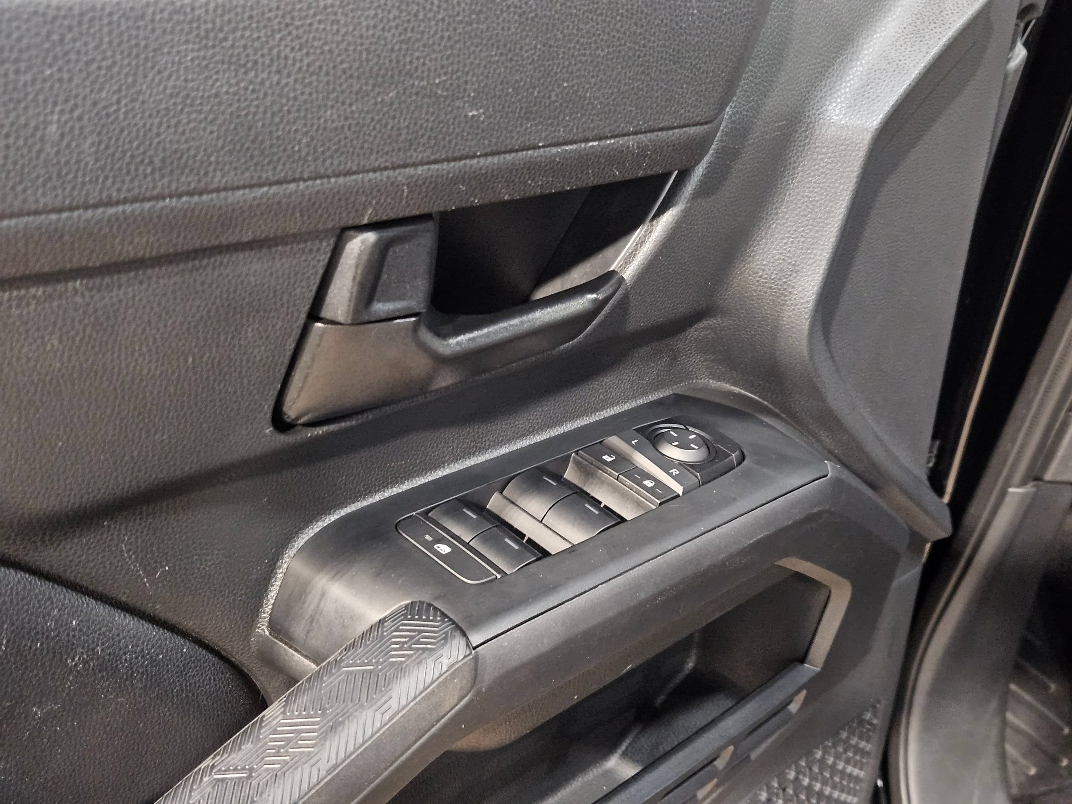 Used 2025 Toyota Tacoma SR5 AWD/4WD image 21