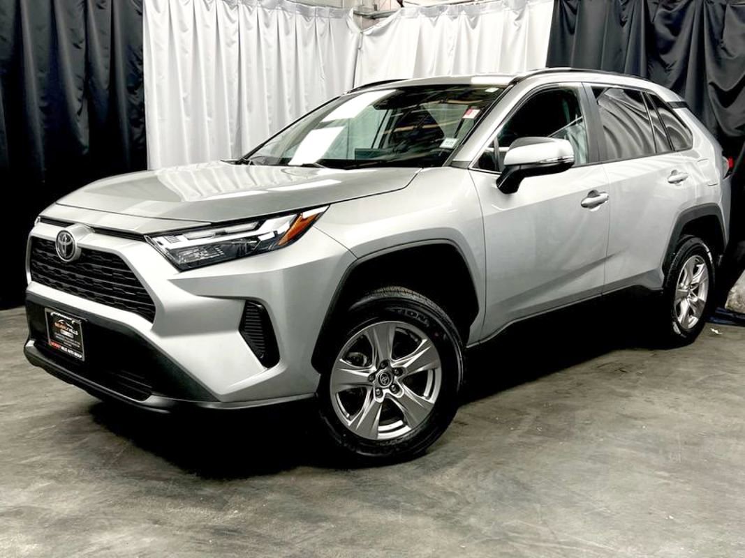 Used 2022 Toyota RAV4 XLE image 1