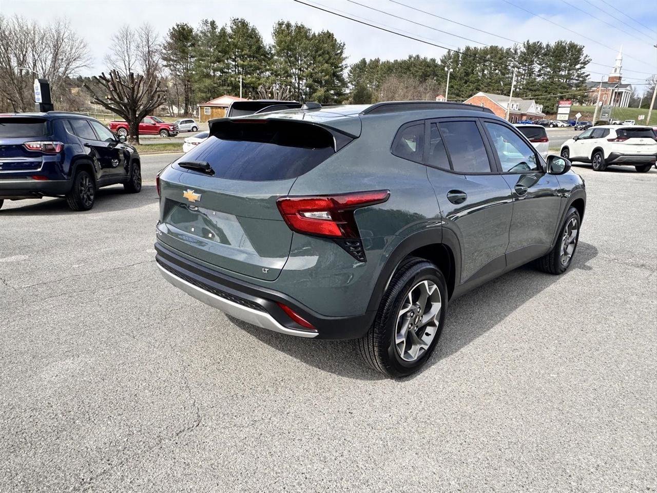 Used 2025 Chevrolet Trax LT w/ LT Convenience Package image 5