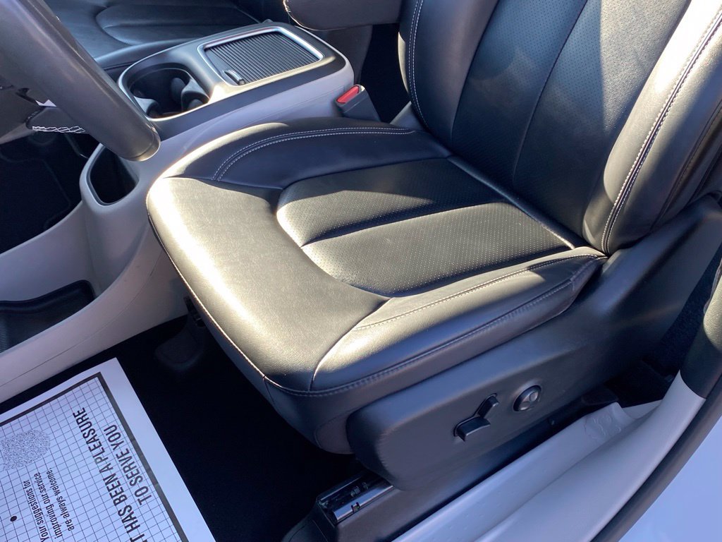 Used 2024 Chrysler Pacifica Touring-L FWD image 24