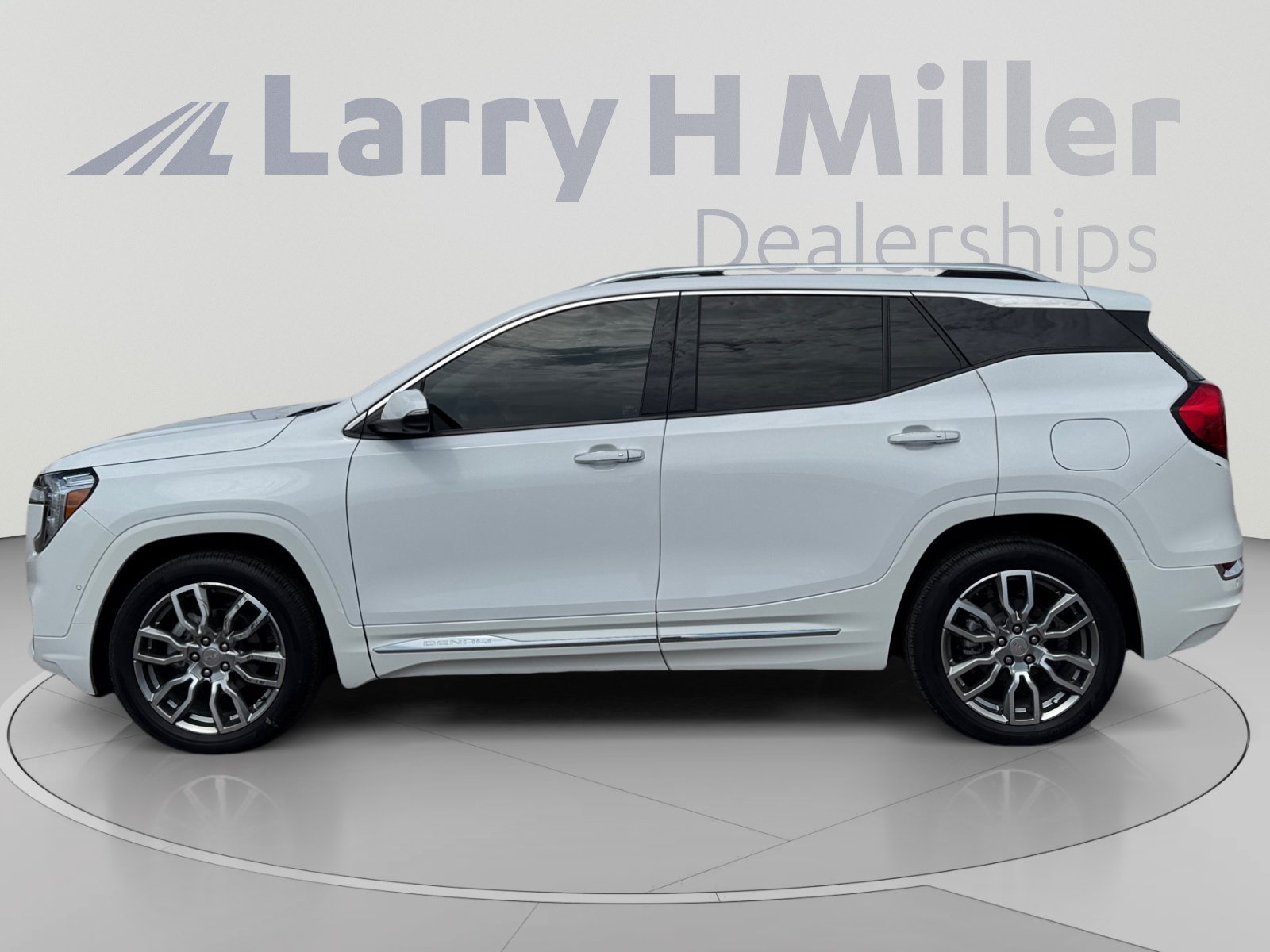 Used 2024 GMC Terrain Denali w/ Denali Premium Package AWD/4WD image 2