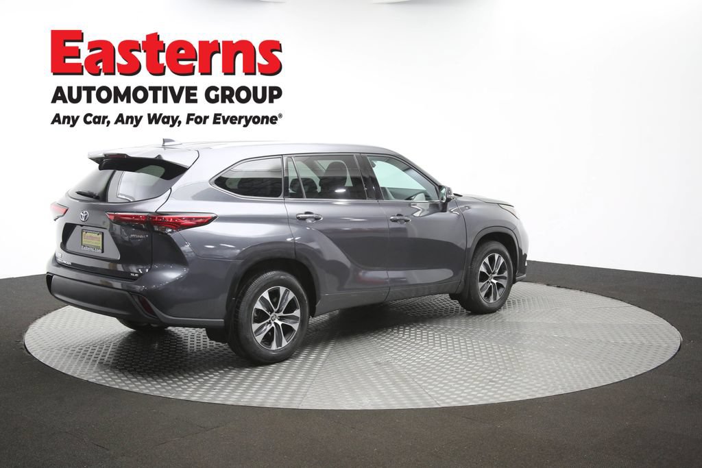Used 2022 Toyota Highlander XLE AWD/4WD image 43