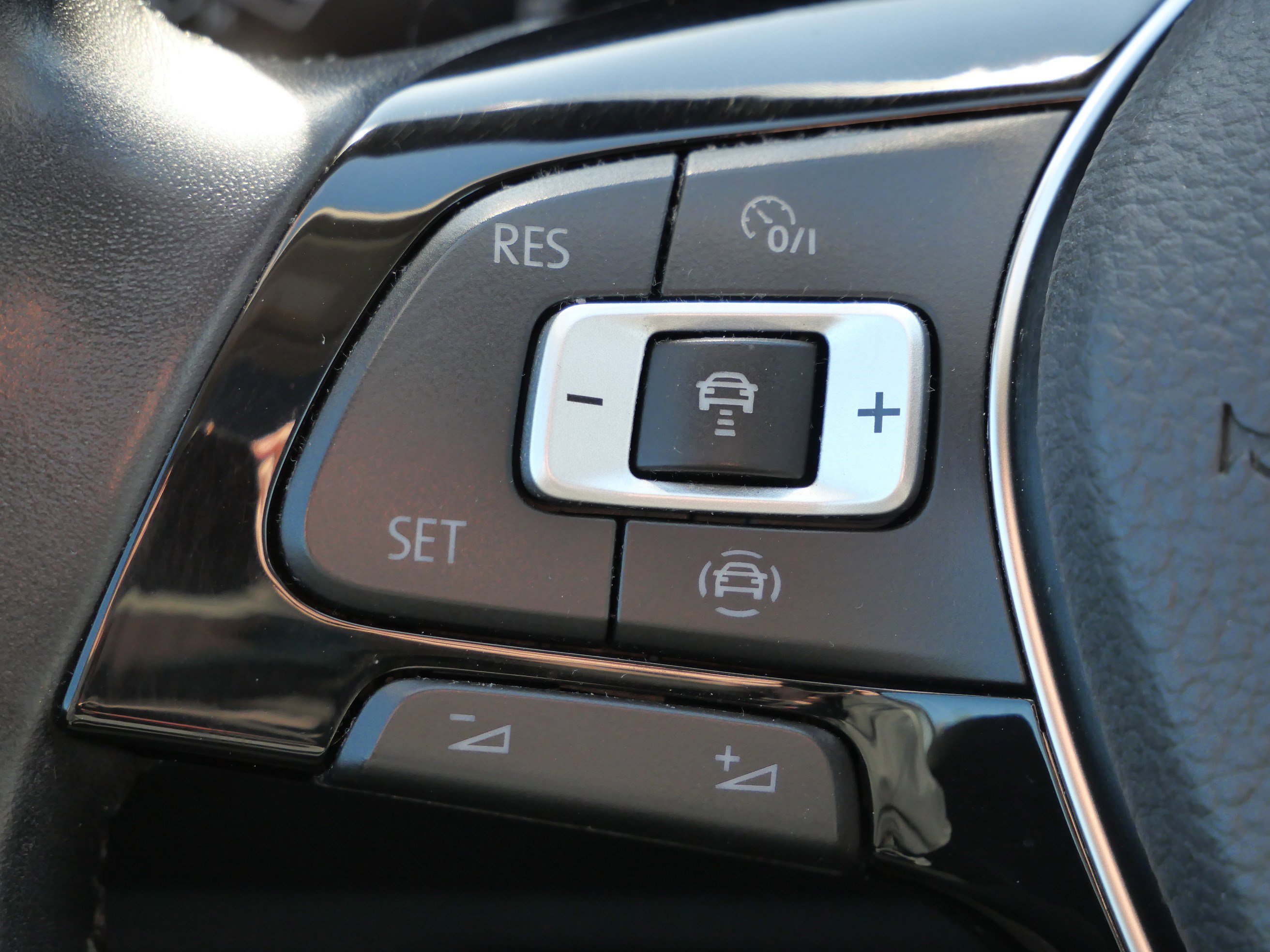 Used 2019 Volkswagen Tiguan SEL image 33