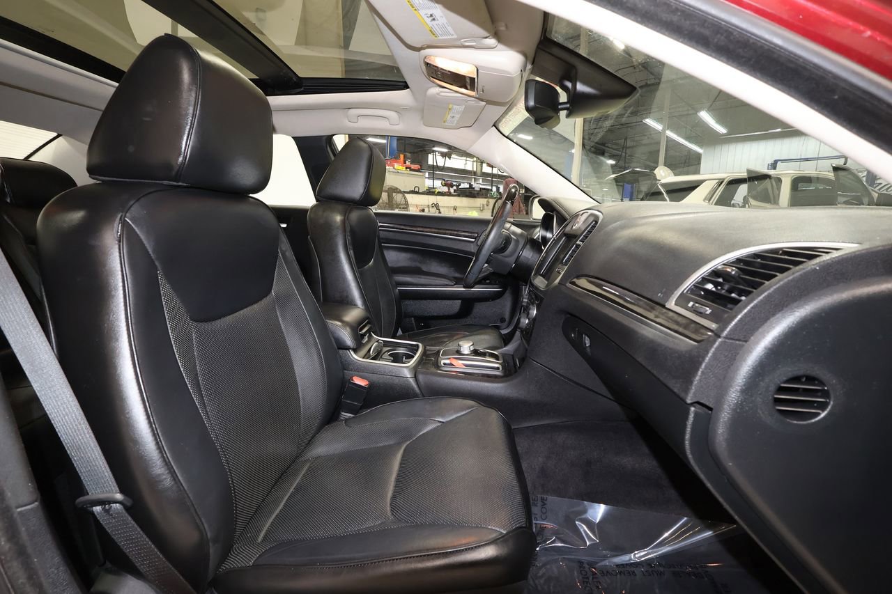 Used 2018 Chrysler 300 Limited w/ Safetytec Plus Group image 18