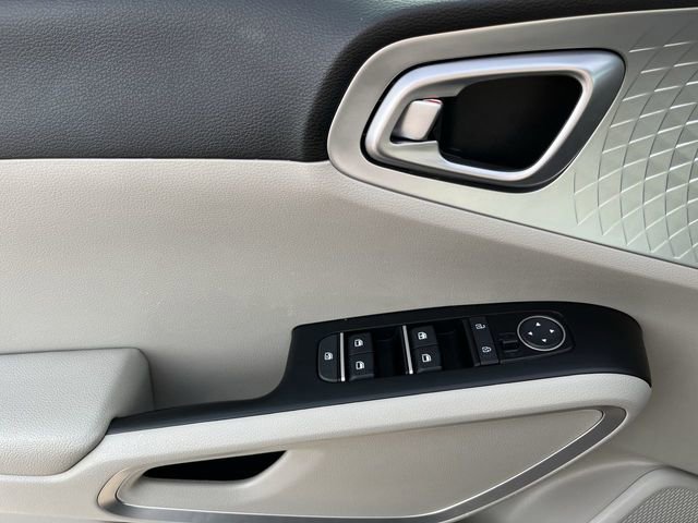 Used 2023 Kia Soul LX w/ LX Technology Package image 13