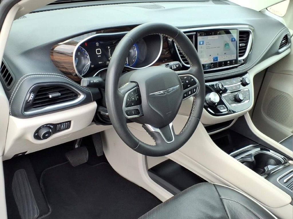 Used 2024 Chrysler Pacifica Limited FWD image 4