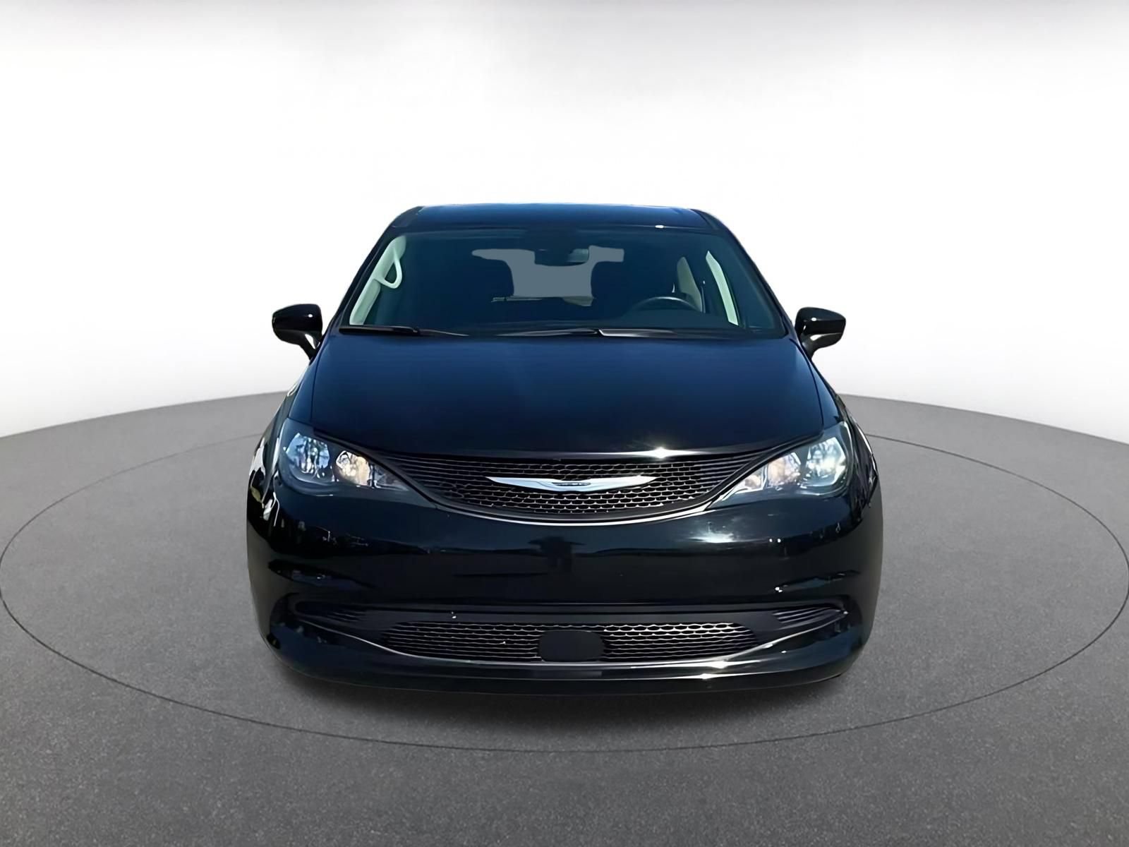 Used 2024 Chrysler Voyager LX FWD image 4
