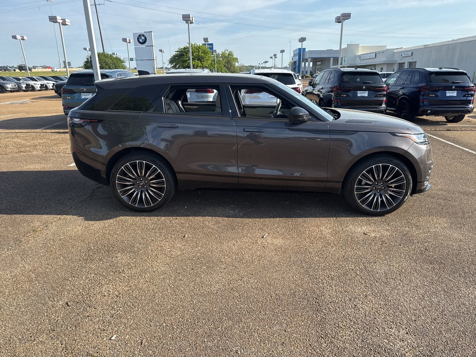 Used 2023 Land Rover Range Rover Velar R-Dynamic S image 4