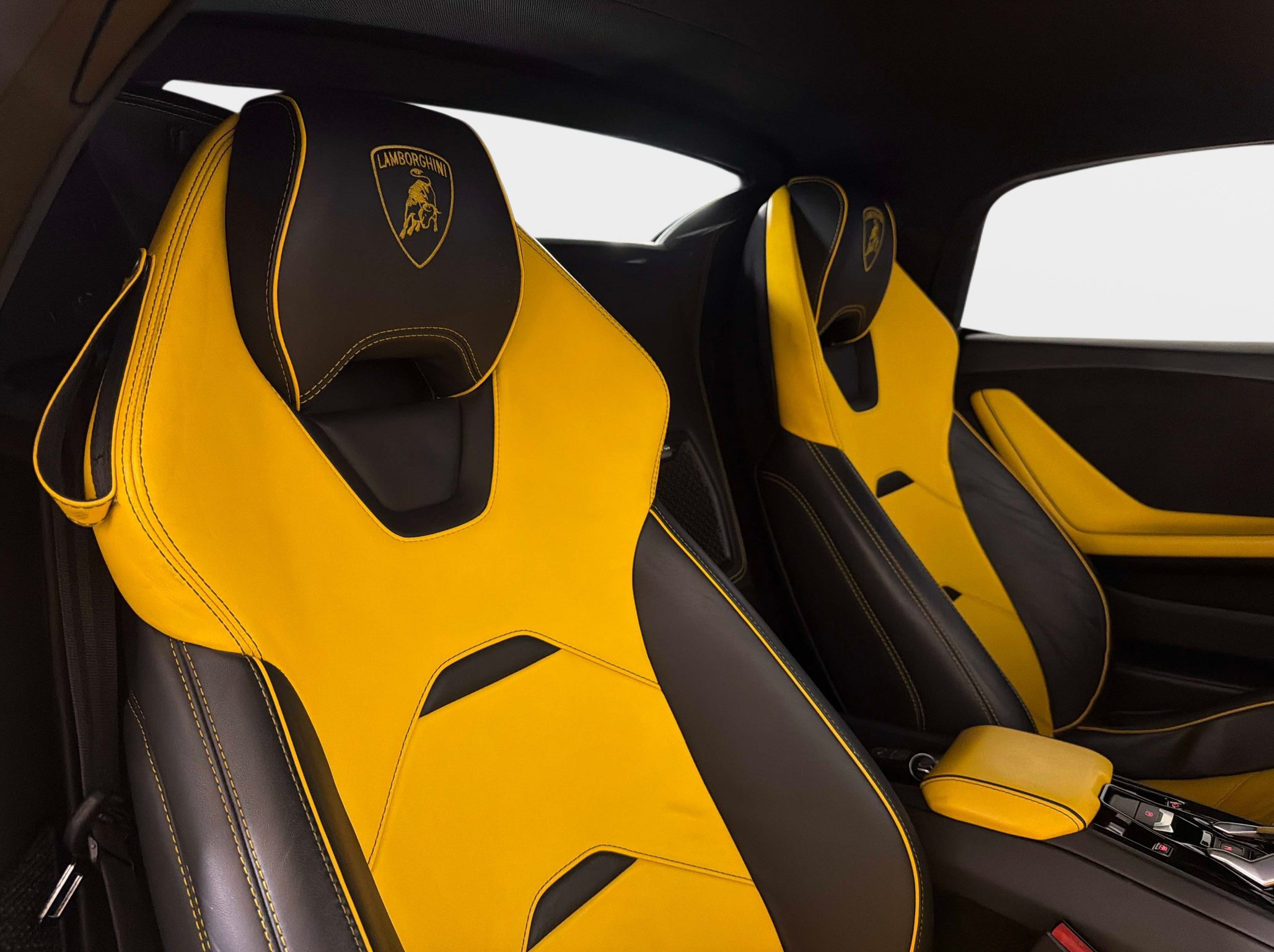 Used 2023 Lamborghini Huracan EVO RWD image 25