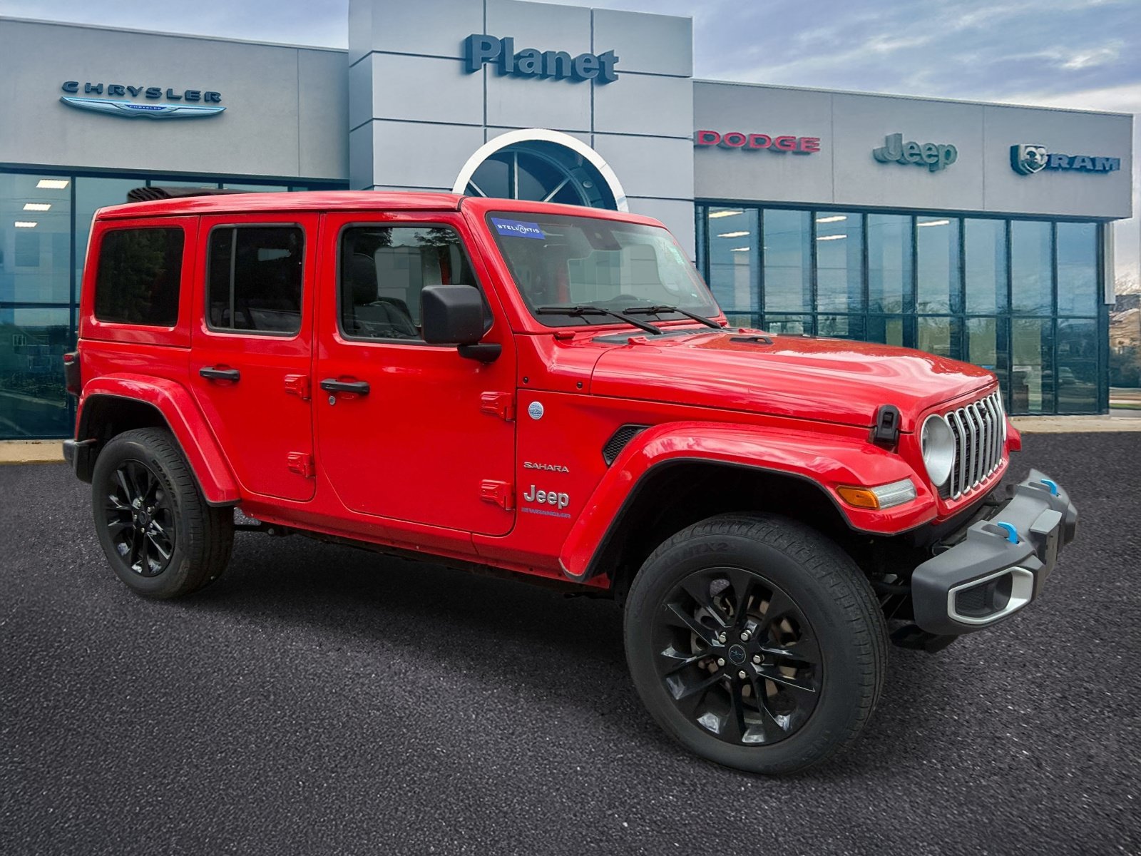 Used 2024 Jeep Wrangler Unlimited Sahara w/ Technology Group AWD/4WD image 1