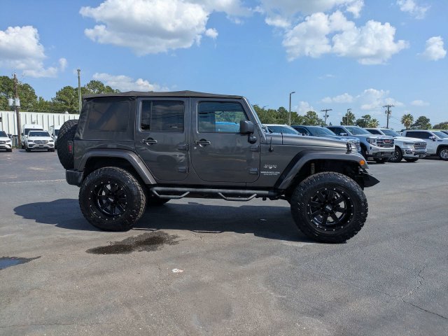 Used 2017 Jeep Wrangler Unlimited Sahara w/ Connectivity Group AWD/4WD image 4