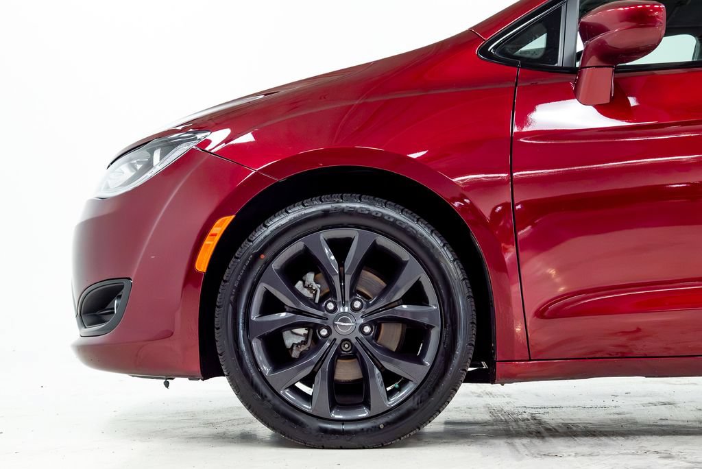 Used 2019 Chrysler Pacifica Touring Plus w/ S Appearance Package FWD image 27