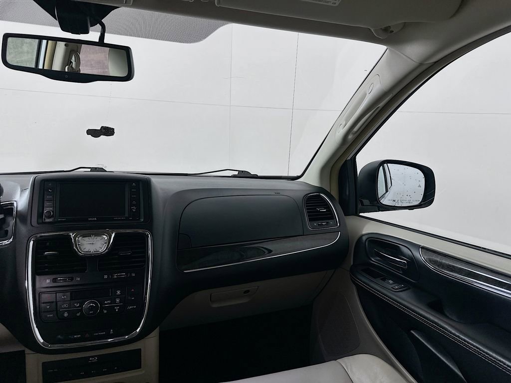 Used 2014 Chrysler Town & Country Limited image 23
