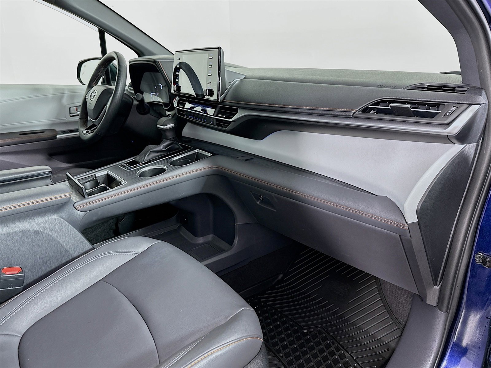 Used 2022 Toyota Sienna XSE image 31
