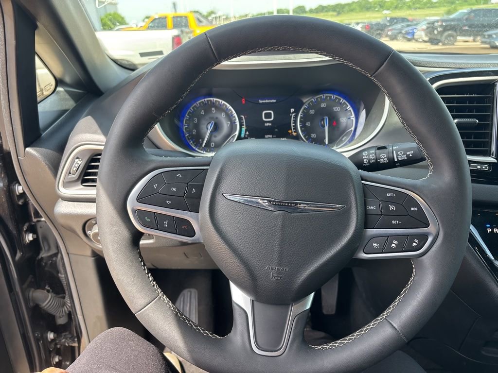 Used 2025 Chrysler Pacifica Select FWD image 13