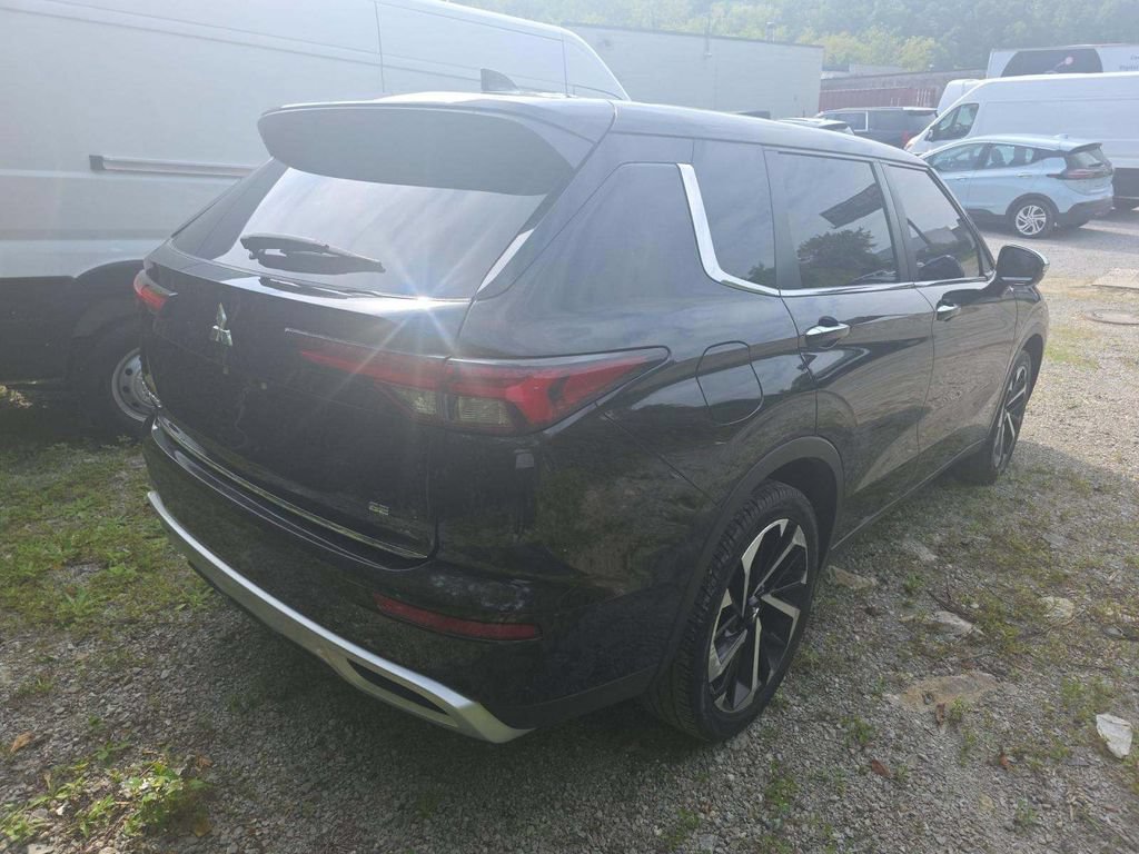 Used 2023 Mitsubishi Outlander SE AWD/4WD image 4