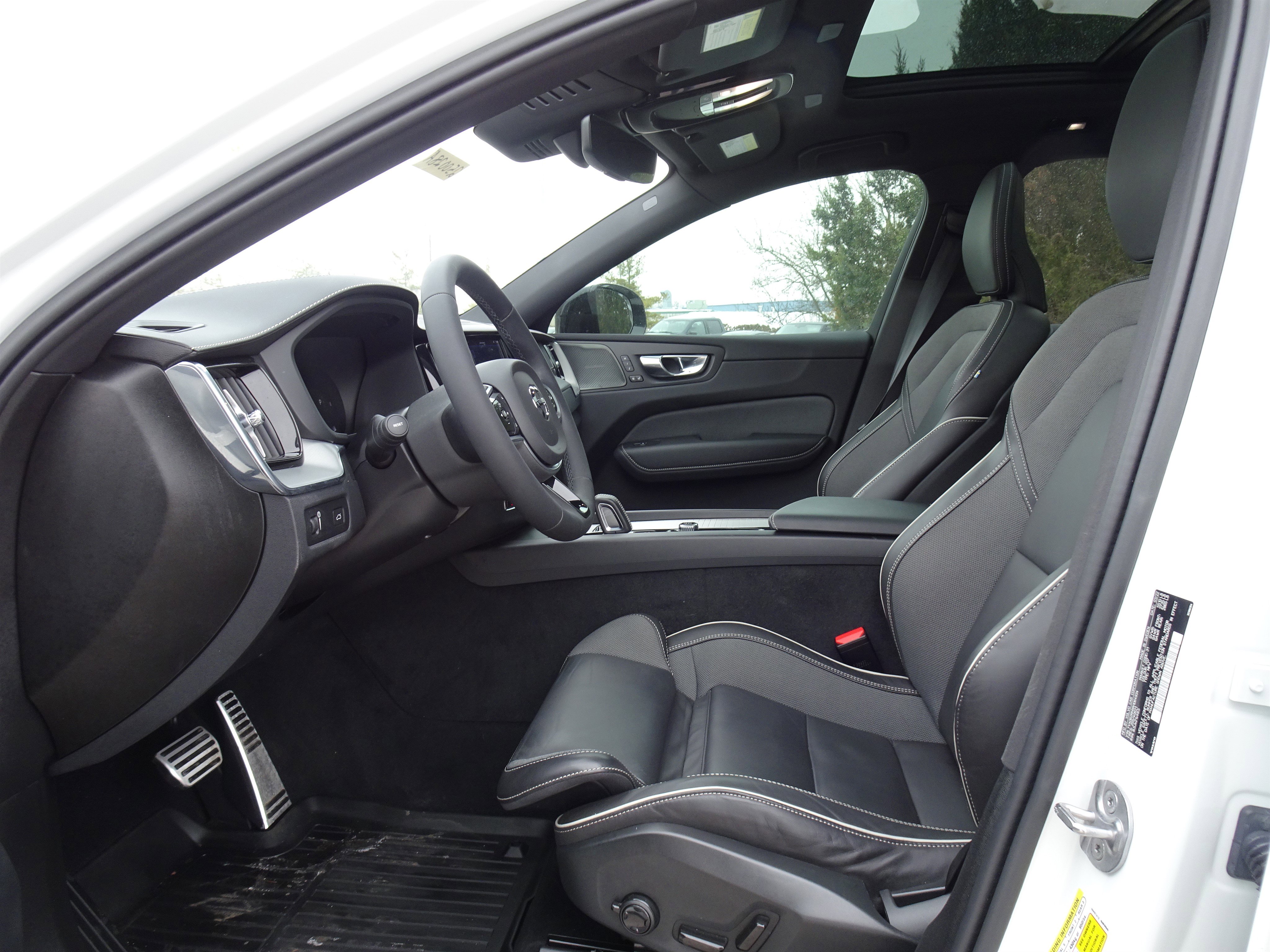 Used 2022 Volvo XC60 B6 R-Design w/ Advanced Package image 2