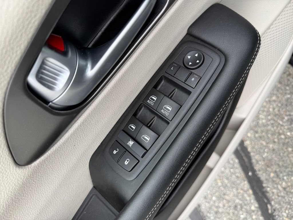 Used 2024 Chrysler Pacifica Touring-L FWD image 20