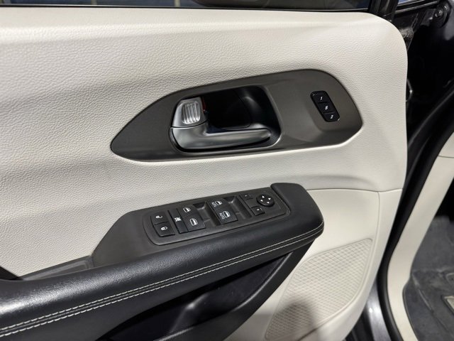 Used 2021 Chrysler Pacifica Touring-L image 6