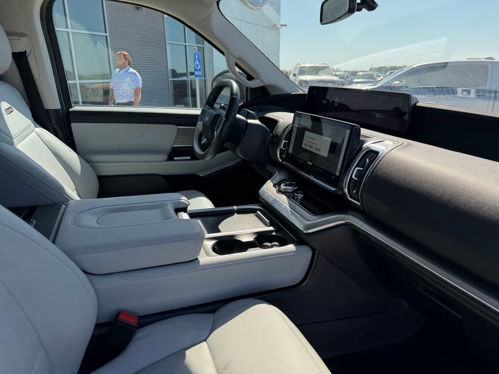Used 2025 Ford Expedition Max Platinum w/ Driver's Package AWD/4WD image 29