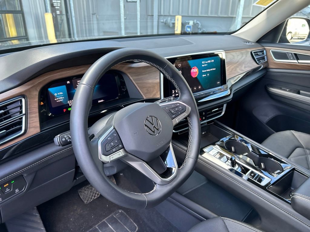 Used 2025 Volkswagen Atlas SE image 34
