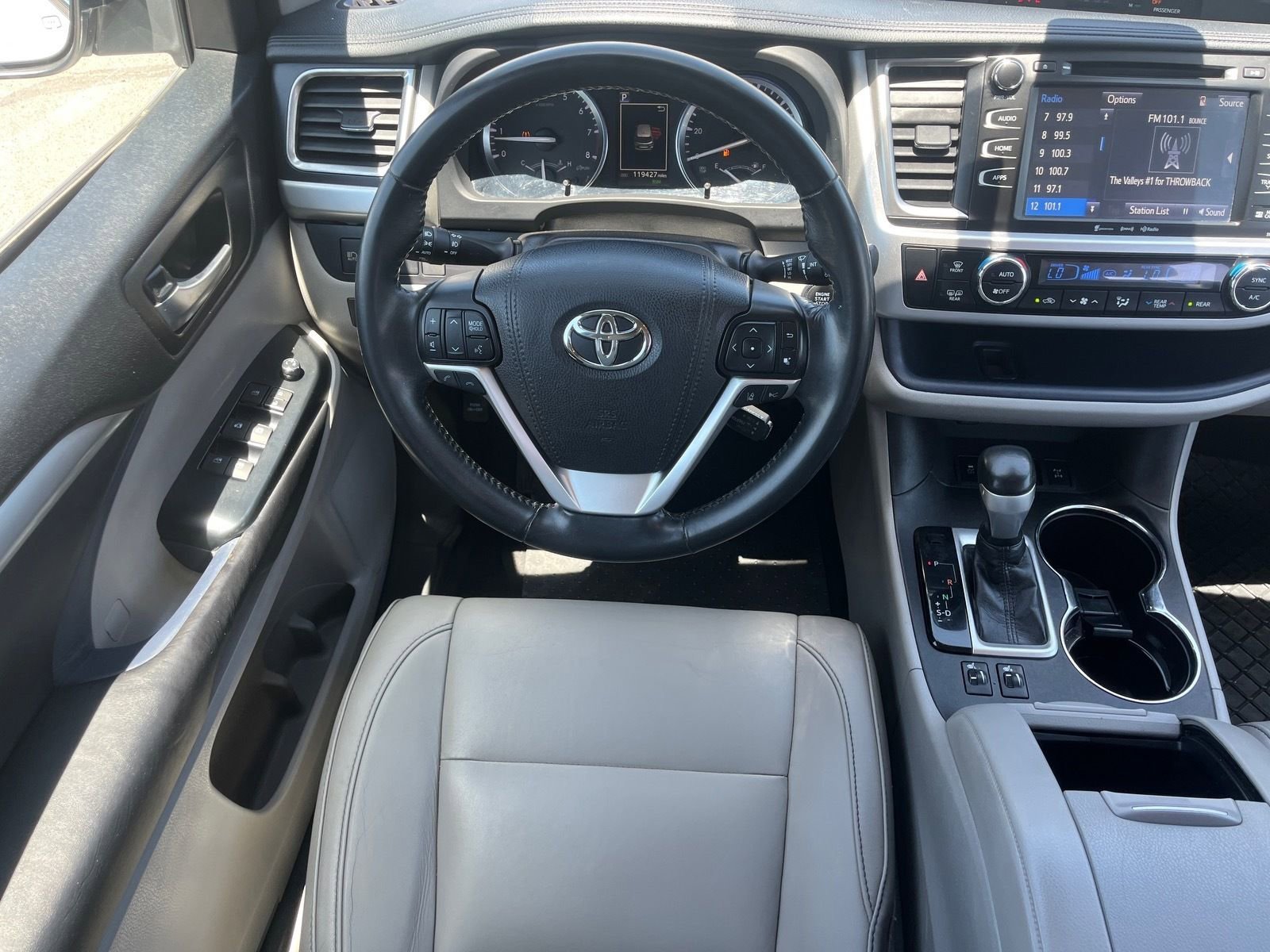 Used 2017 Toyota Highlander XLE w/ Carpet Mat Package AWD/4WD image 13