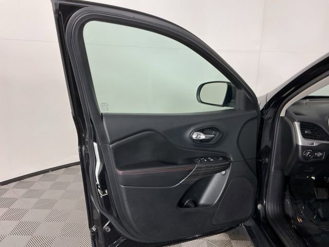 Used 2014 Jeep Cherokee Trailhawk w/ Leather Interior Group AWD/4WD image 12
