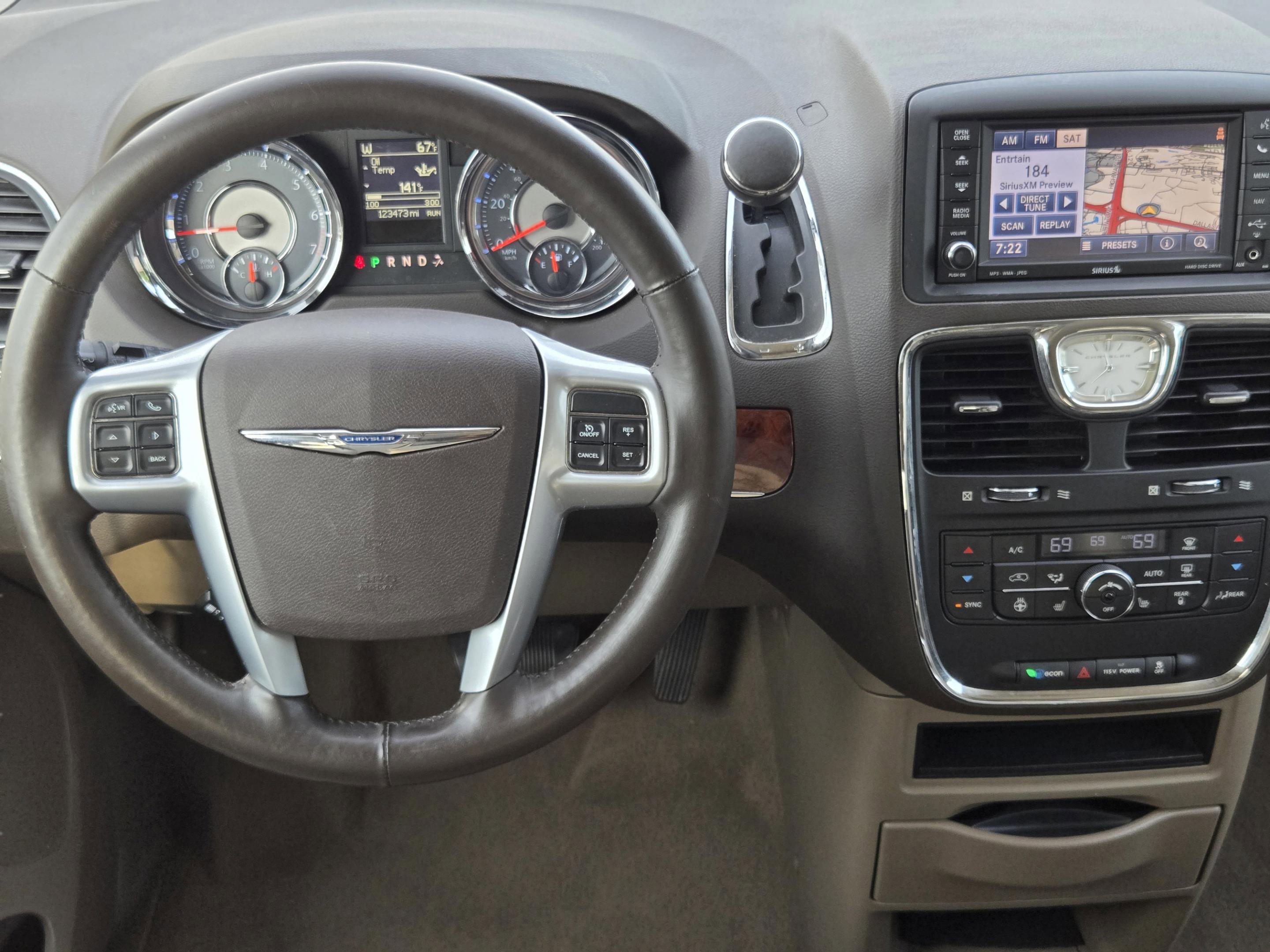Used 2013 Chrysler Town & Country Touring-L w/ Driver Convenience Group FWD image 21