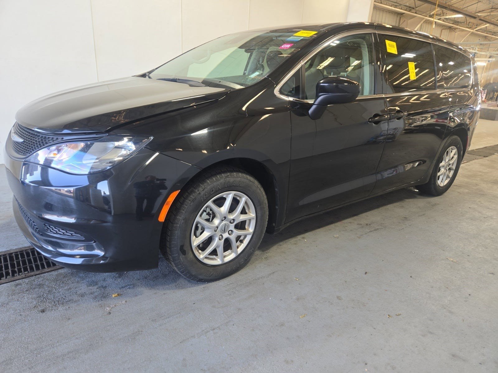 Used 2023 Chrysler Voyager LX image 4