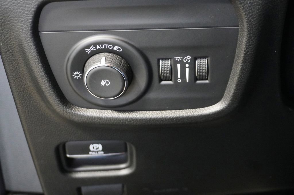 Used 2023 Jeep Grand Cherokee Limited w/ Luxury Tech Group II image 28