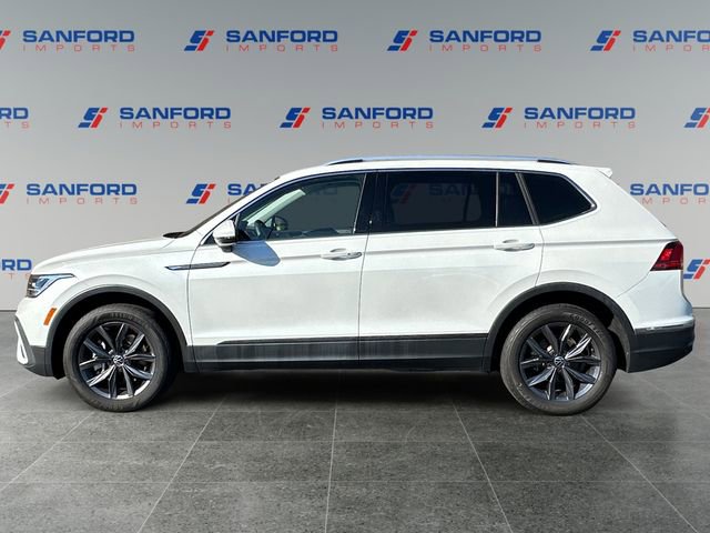 Used 2023 Volkswagen Tiguan SE w/ Panoramic Sunroof Package image 2