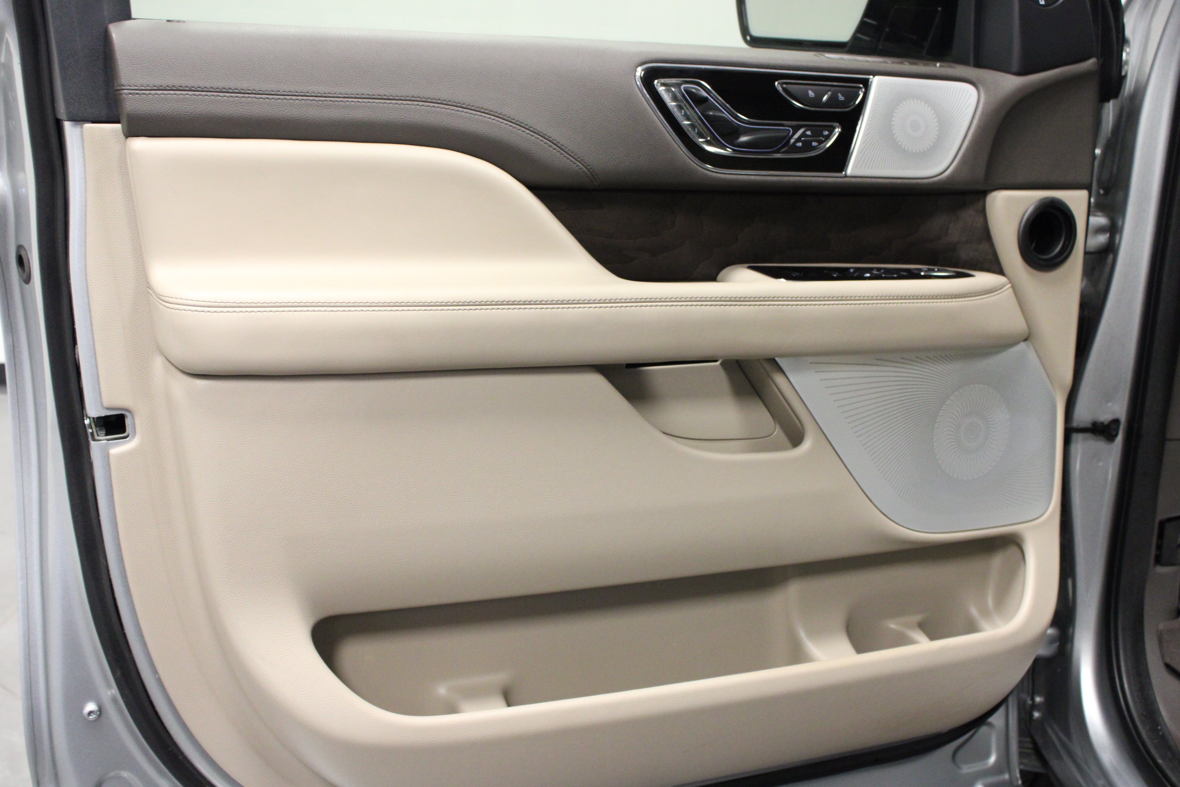 Used 2024 Lincoln Navigator L Reserve AWD/4WD image 11