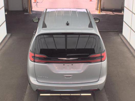 Used 2023 Chrysler Pacifica Touring-L FWD image 4