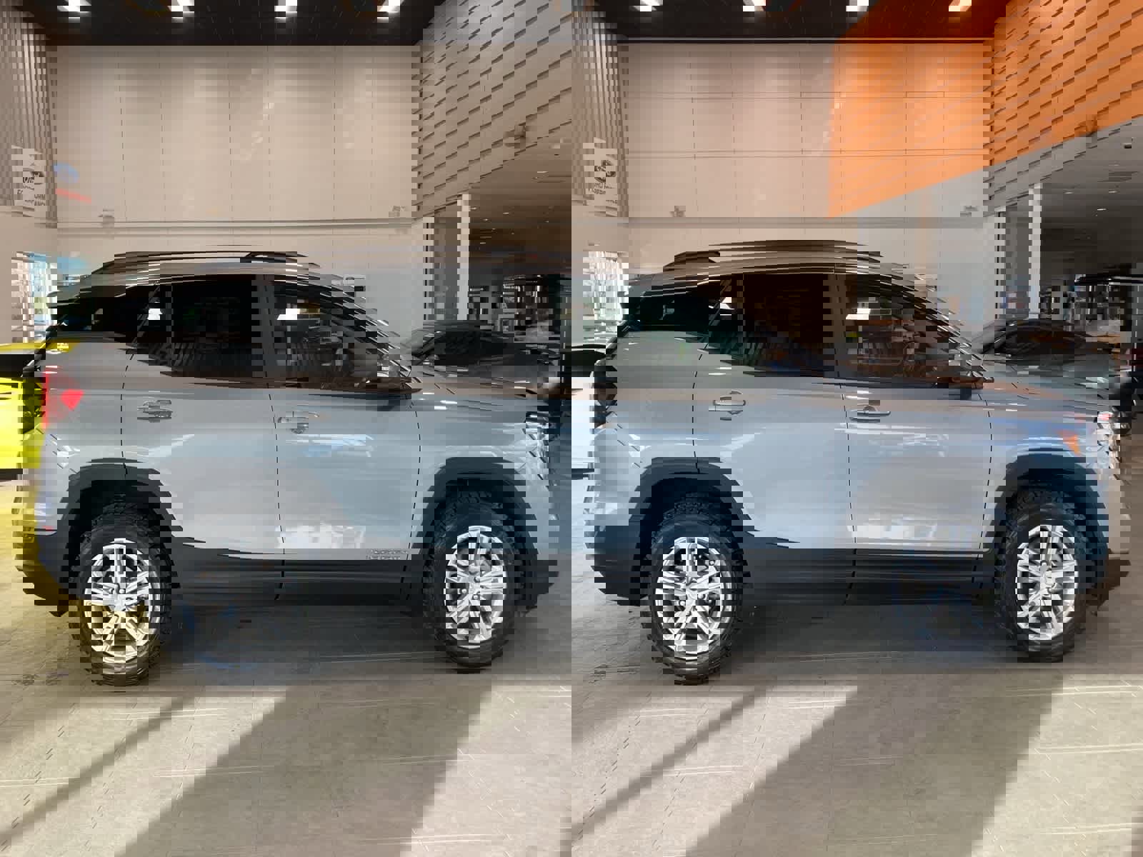 Used 2023 GMC Terrain SLE w/ Driver Convenience Package image 4