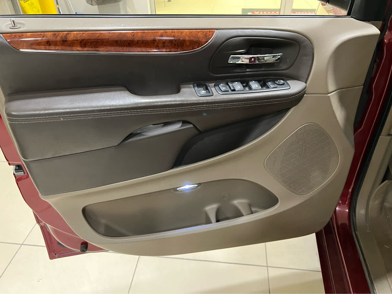 Used 2015 Chrysler Town & Country Touring-L w/ Driver Convenience Group FWD image 10