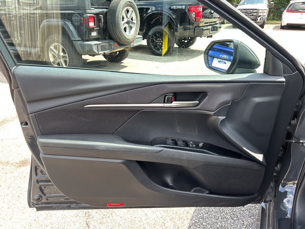 Used 2025 Toyota Camry LE FWD image 9