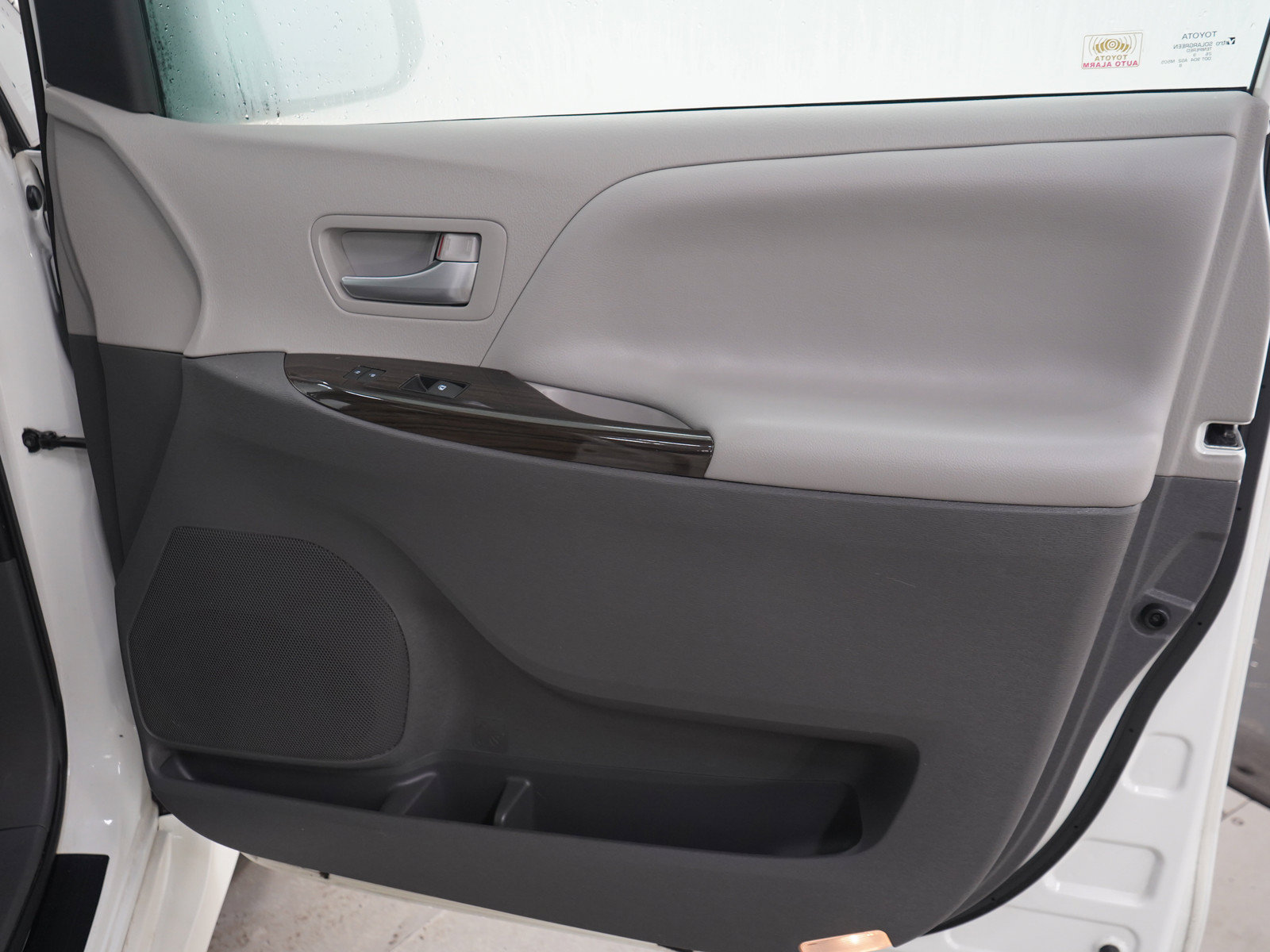 Used 2020 Toyota Sienna XLE Premium w/ Carpet Mat Package FWD image 12
