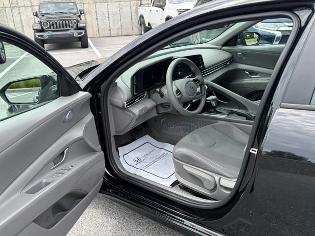 Used 2023 Hyundai Elantra SEL w/ Cargo Package FWD image 14