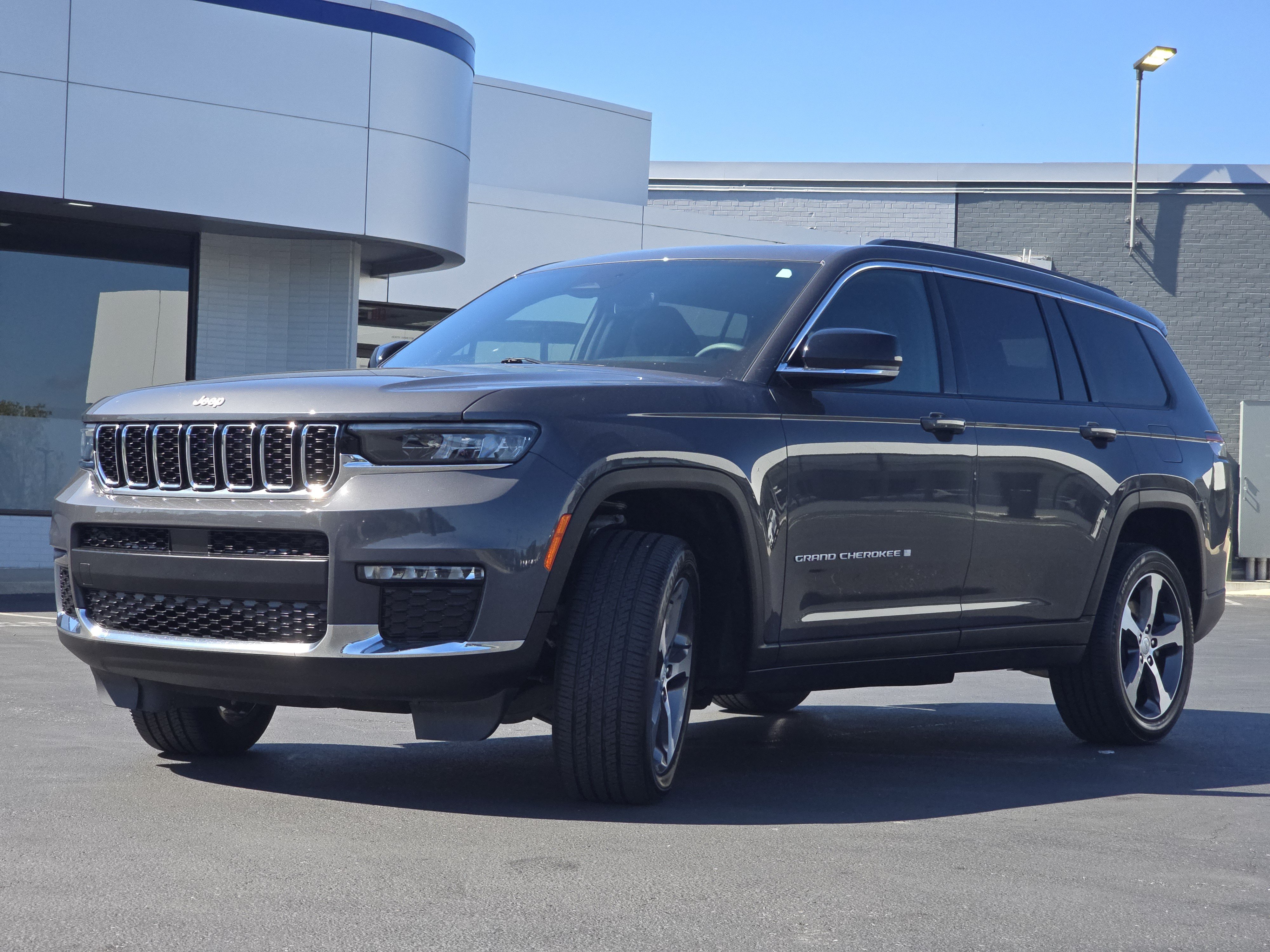 Used 2024 Jeep Grand Cherokee L Limited AWD/4WD image 3