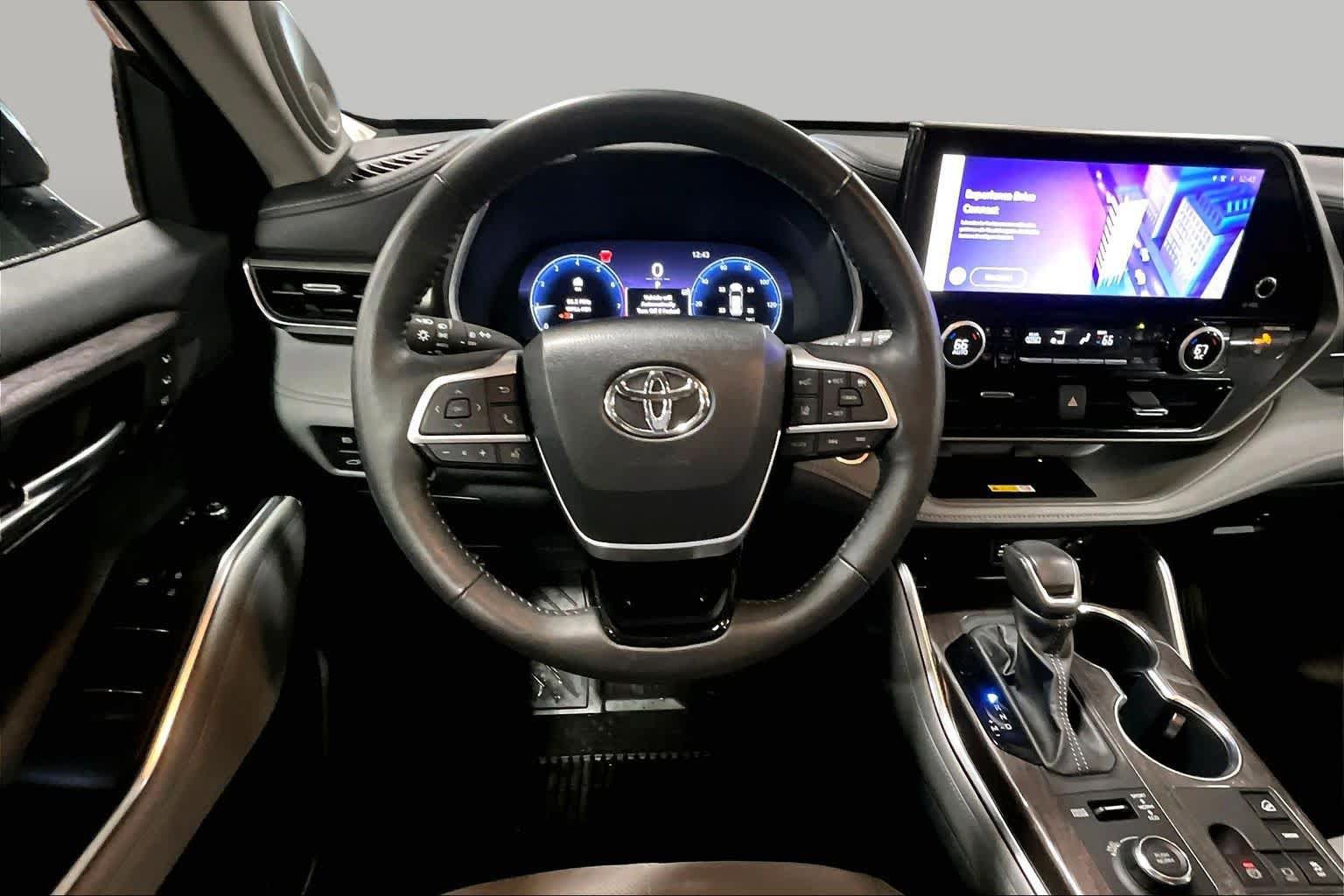 Used 2024 Toyota Highlander Limited AWD/4WD image 6