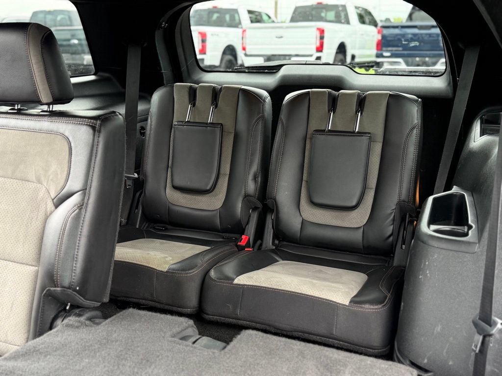 Used 2017 Ford Explorer XLT w/ Equipment Group 202A AWD/4WD image 18