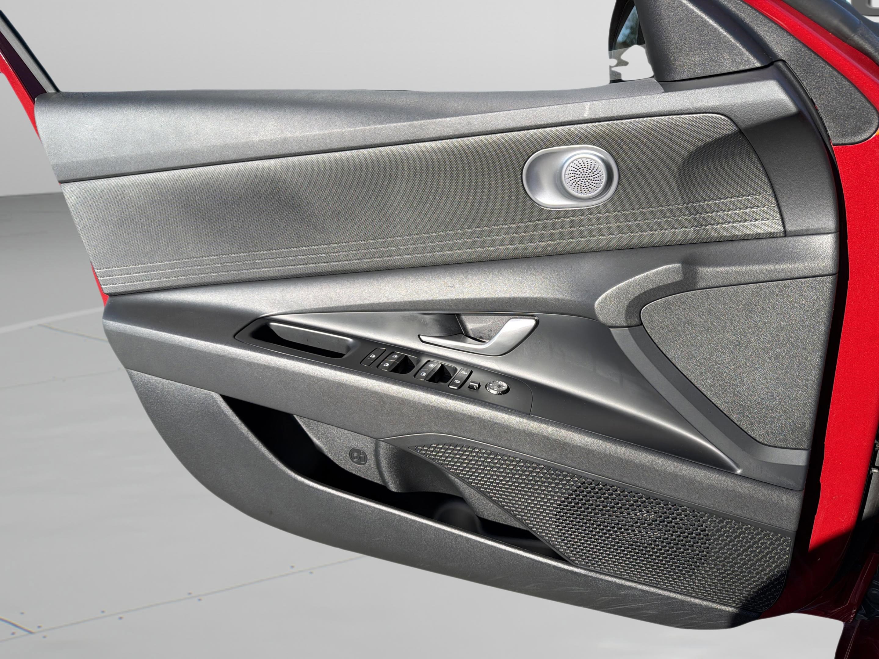 Used 2025 Hyundai Elantra SE image 22