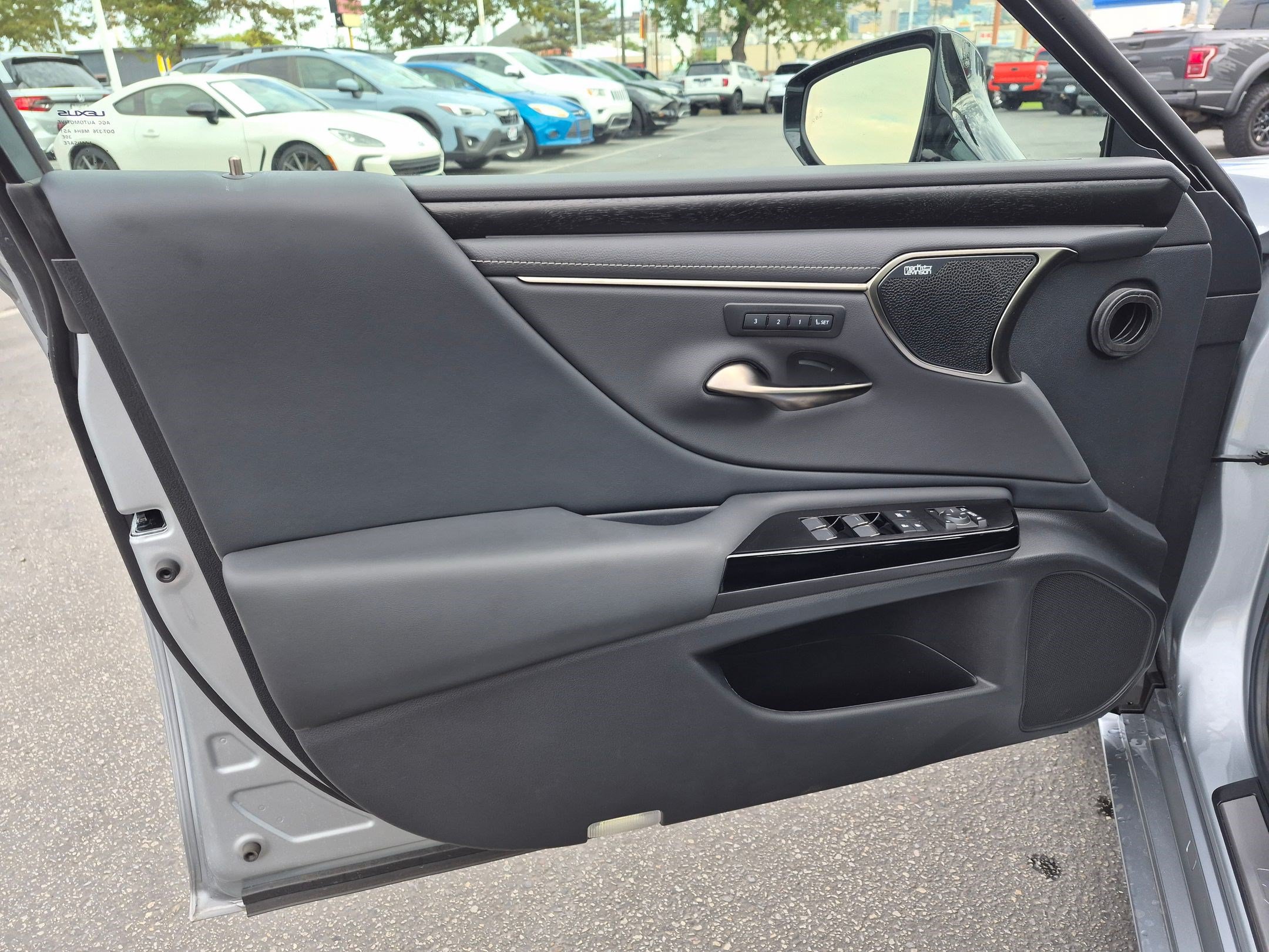 Used 2025 Lexus ES 350 Ultra Luxury FWD image 14