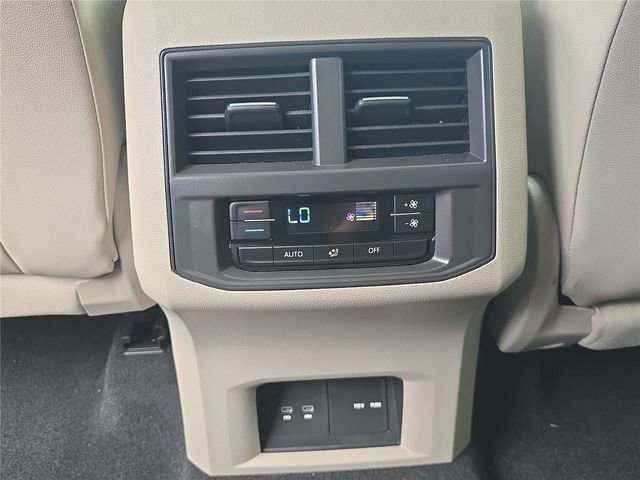 Used 2023 Volkswagen Atlas SE w/ Panoramic Sunroof Package FWD image 16