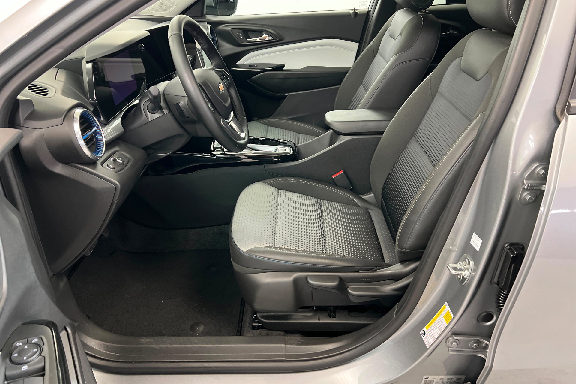 Used 2025 Chevrolet Trax LT w/ LT Convenience Package FWD image 18