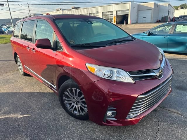 Used 2020 Toyota Sienna XLE w/ Carpet Mat Package FWD image 26